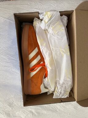 Adidas Orange Gazelle men’s 7 1/2        women’s 8 1/2